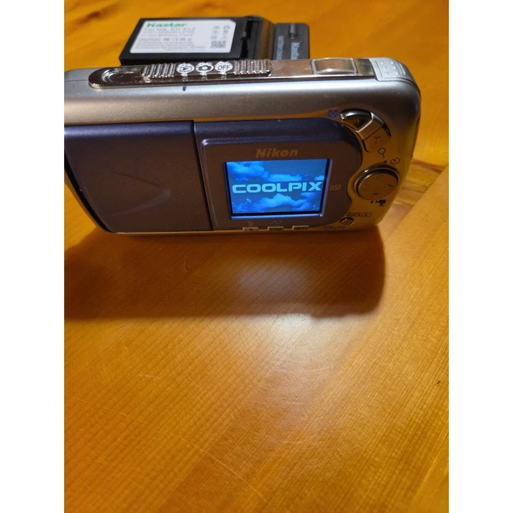 Nikon COOLPIX 2500 Silver Blue 2MP Compact Digital Camera Swivel 3x Nikkor Japan